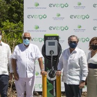 Grupo Puntacana instala tres estaciones de carga para vehículos eléctricos Evergo
